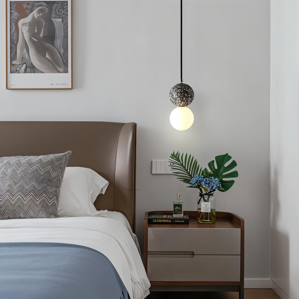 Lampa wisząca z szarego lastryko nad stolikiem nocnym w sypialni