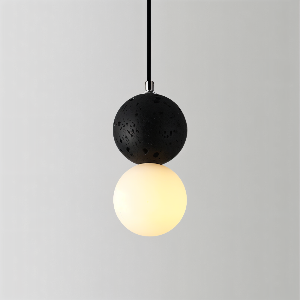 Lampa wisząca w kolorze czarnym z gładką kulą i szklanym kloszem