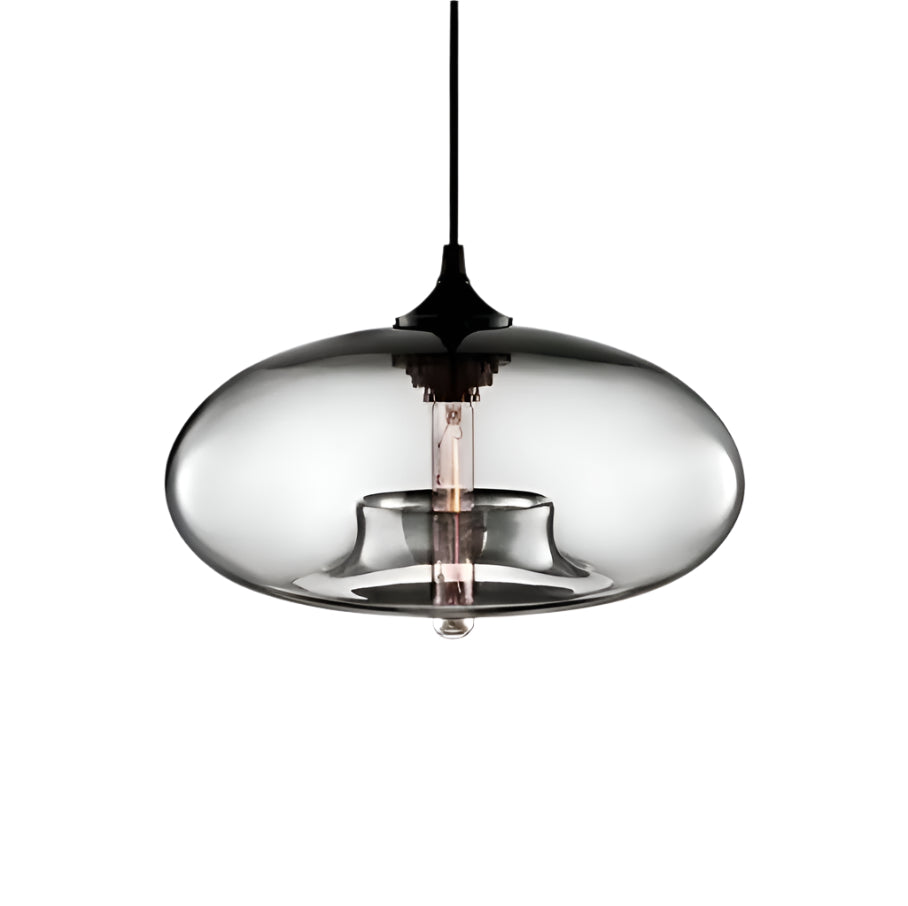 Lampa wisząca ze szklanym kloszem w kolorze przezroczystym na białym tle