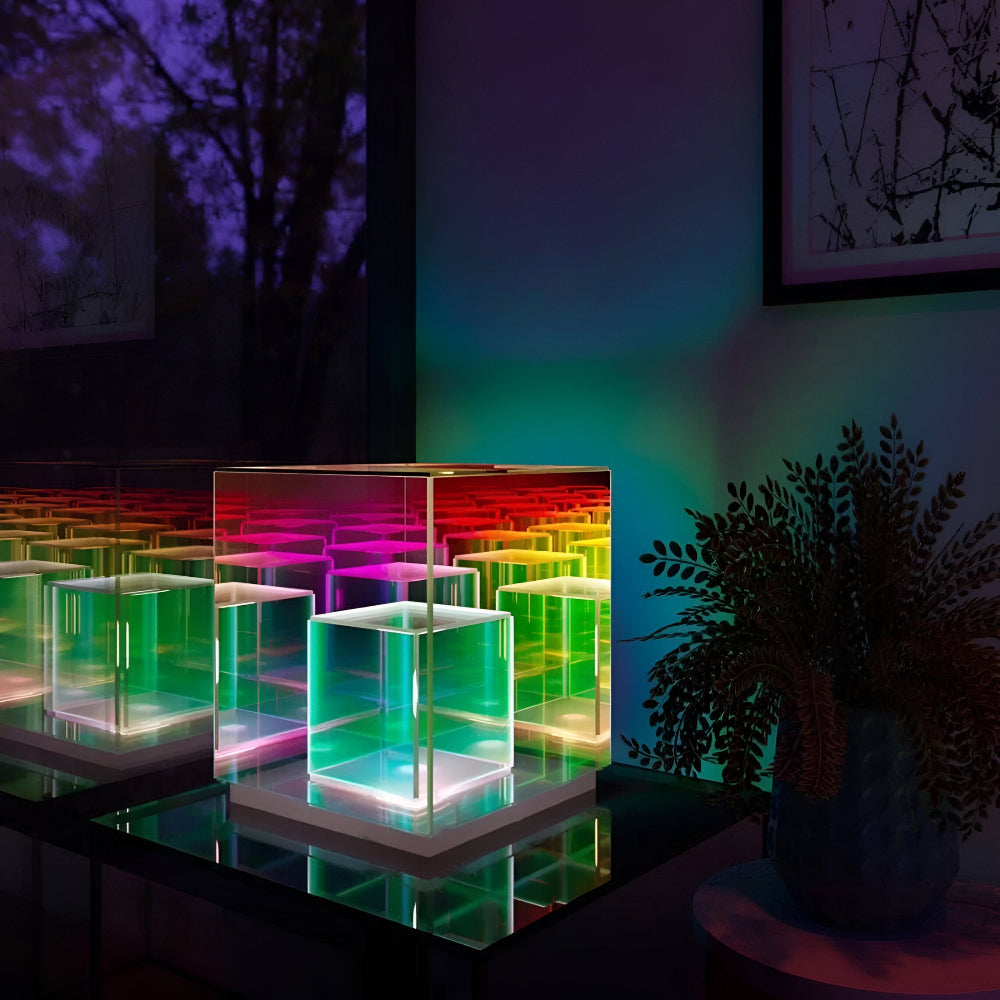 Dwie lampki nocne 3D w różnych rozmiarach na szklanym stoliku wieczorem