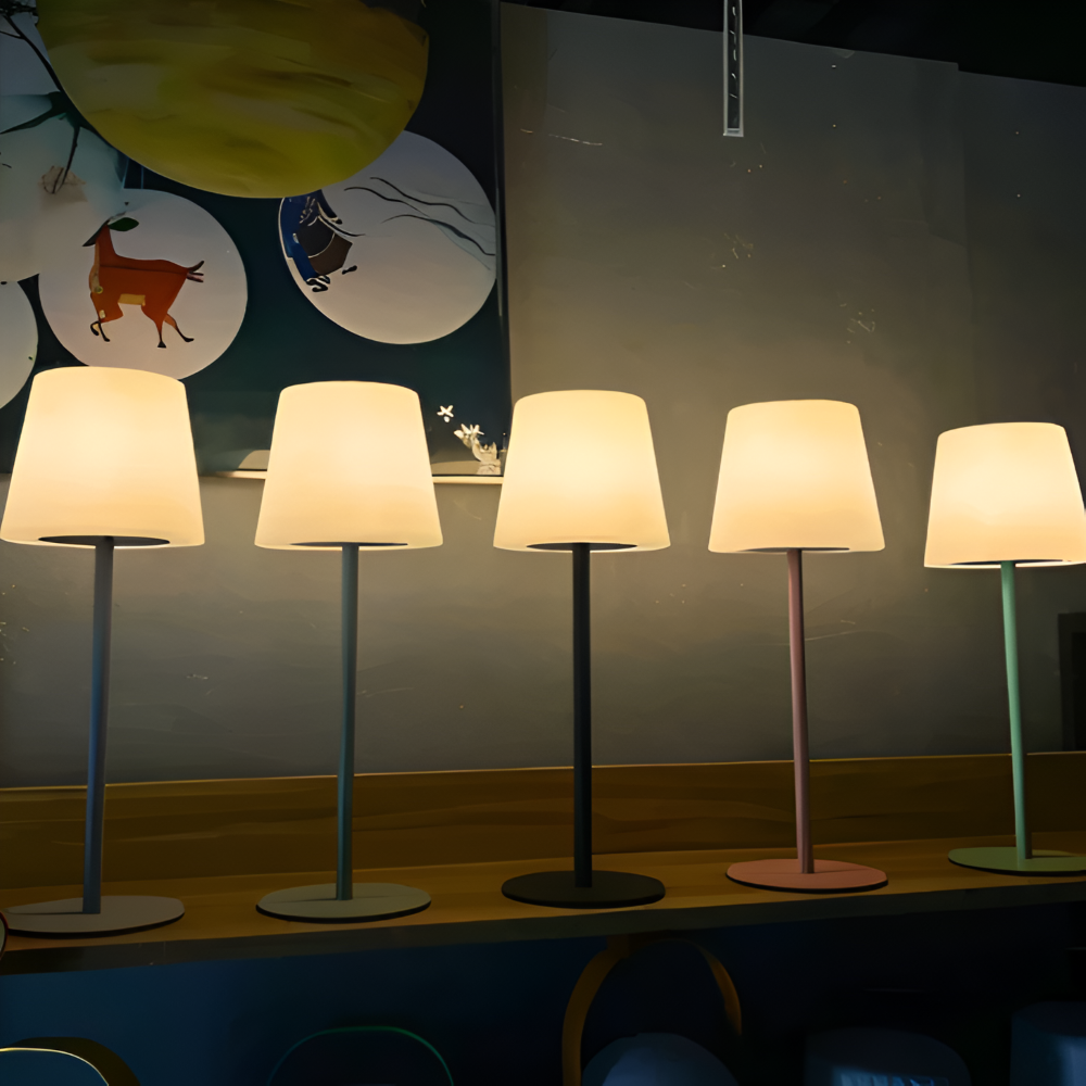 Lampki nocne bezprzewodowe w kilku kolorach na półce