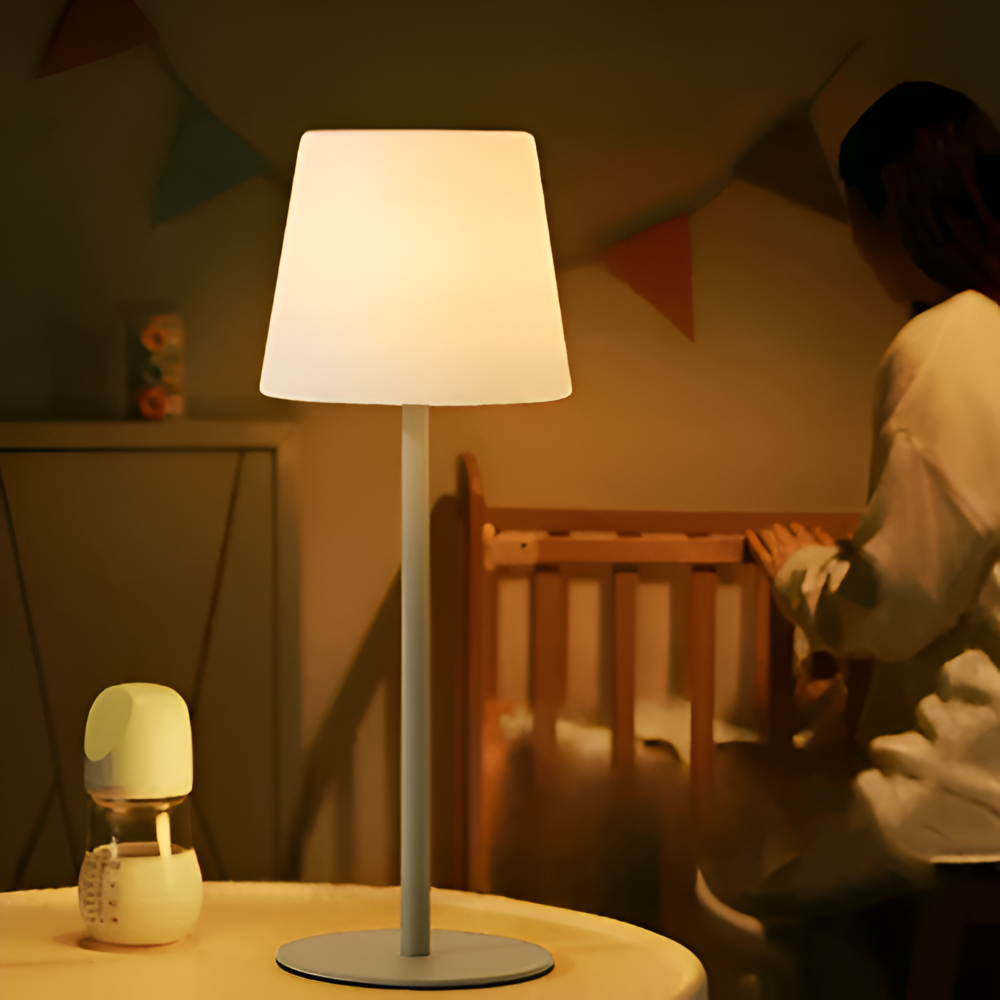 Lampka nocna przy łóżeczku dziecka
