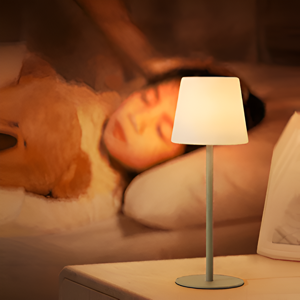Lampka nocna przy śpiącym dziecku