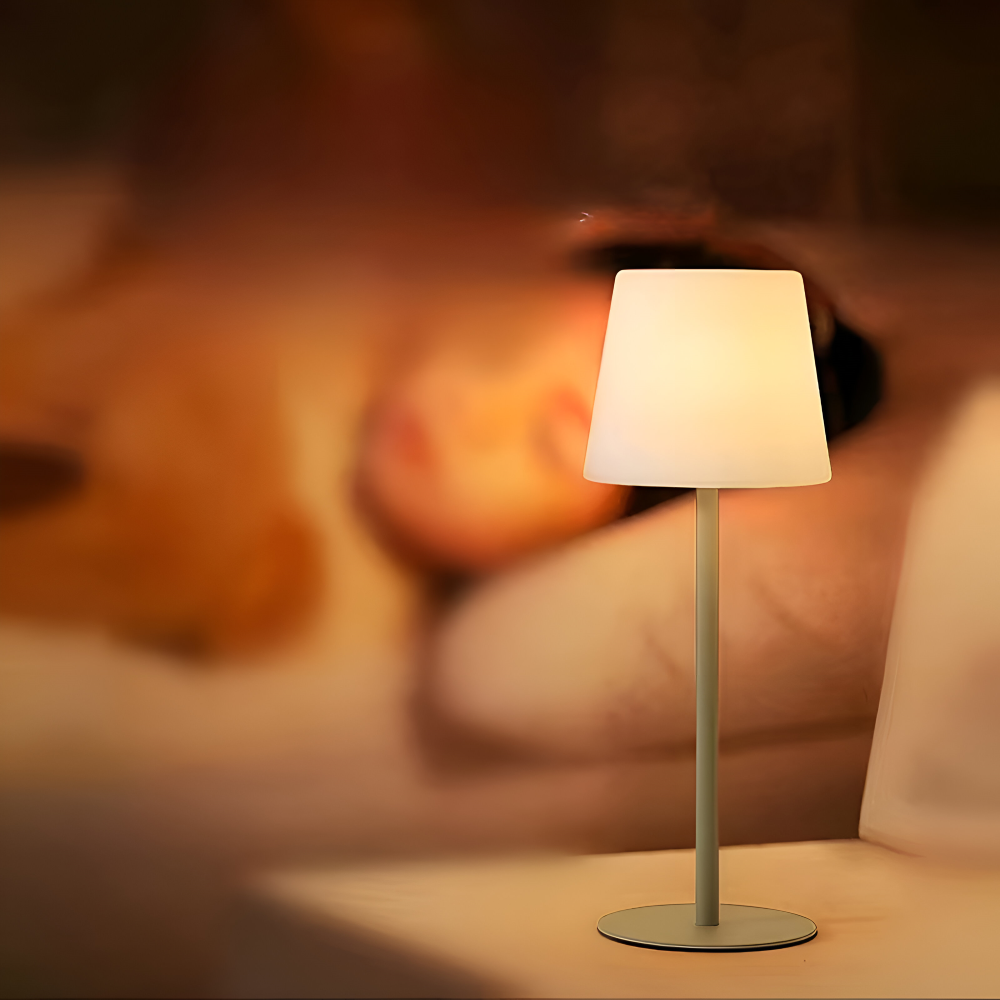 Lampka nocna bezprzewodowa w przytulnej sypialni