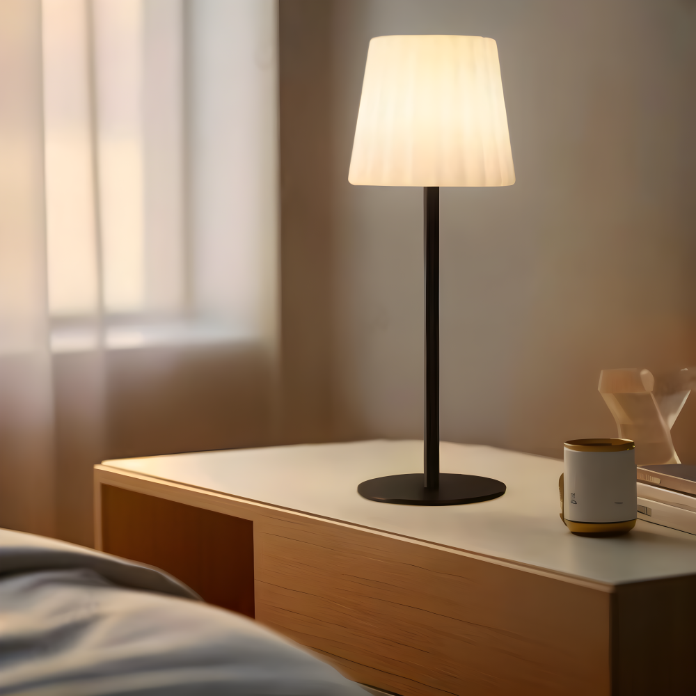 Lampa stołowa bezprzewodowa na szafce nocnej
