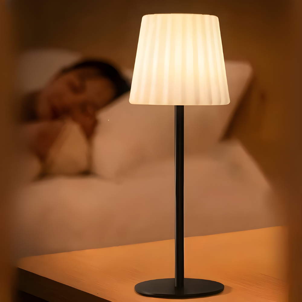 Lampka nocna z ciepłym światłem w sypialni