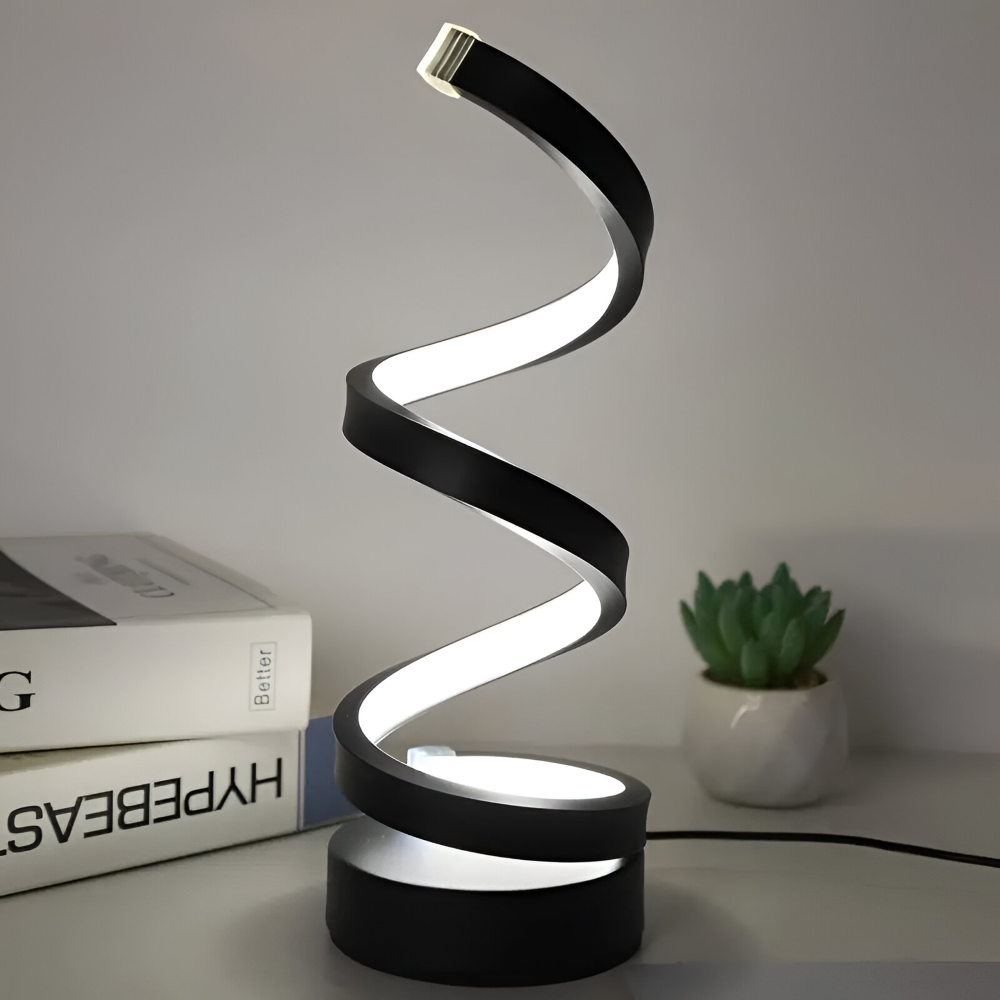 Lampka spirala w chłodnym świetle obok książek