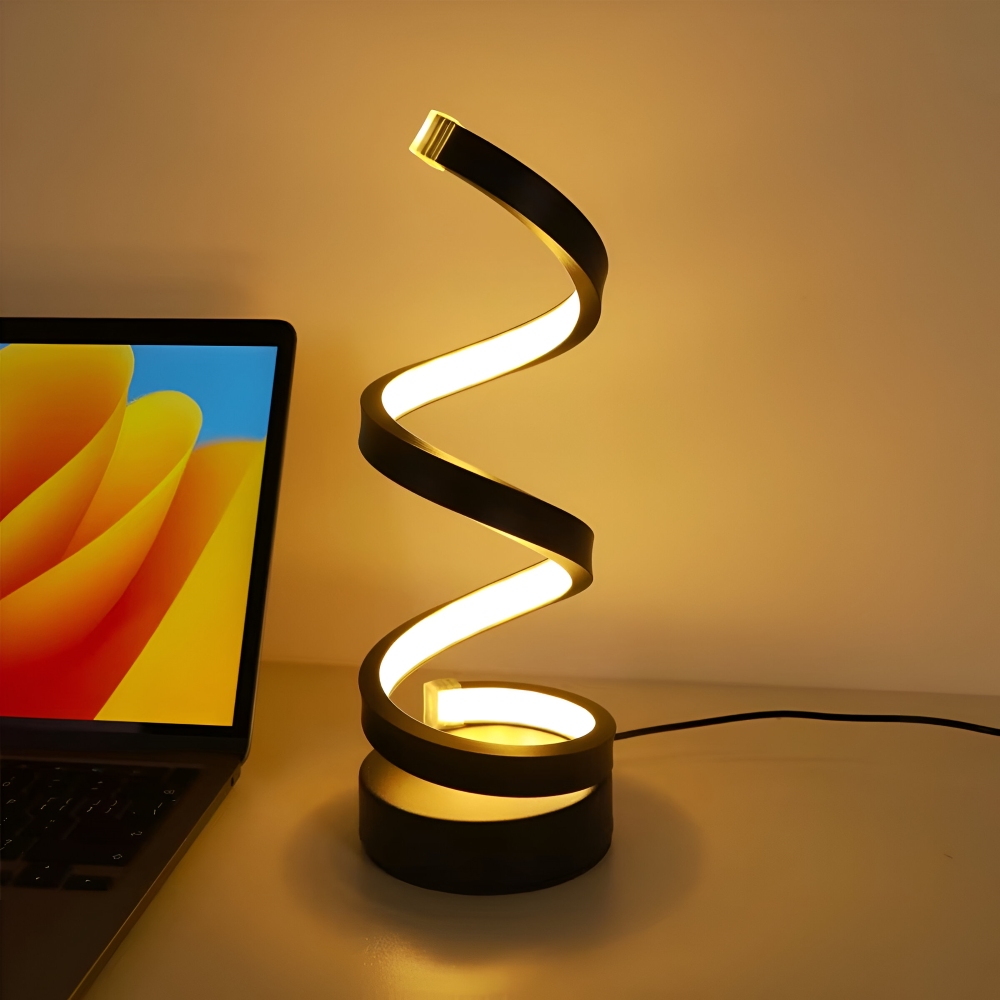 Lampka nocna spirala obok laptopa