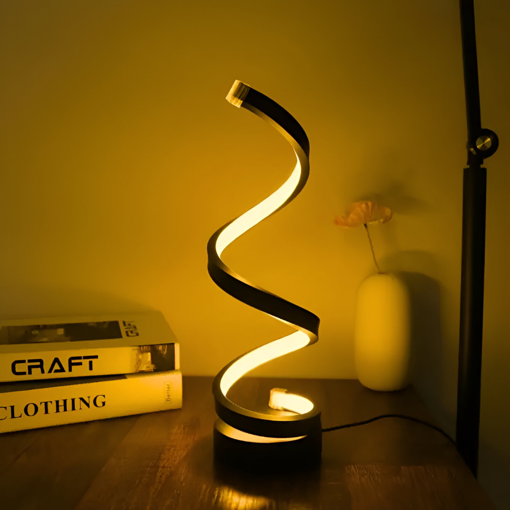 Spiralna lampka LED na półce z książkami