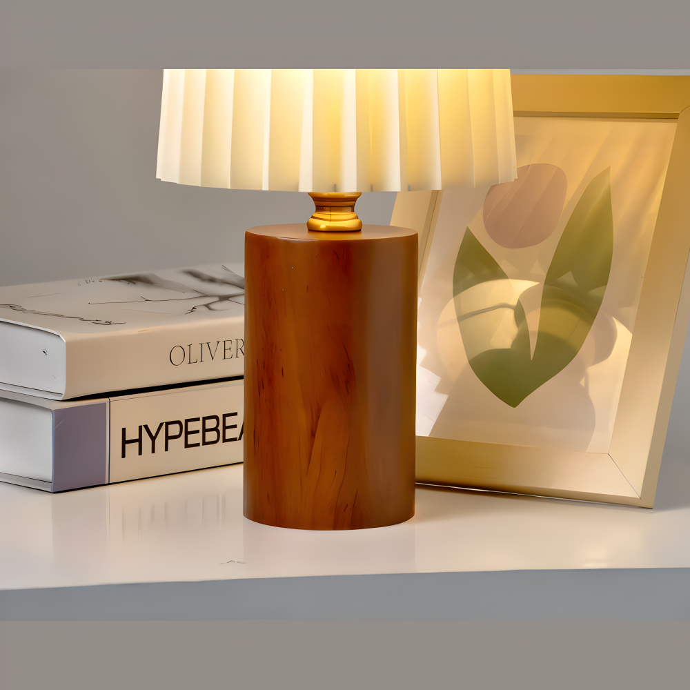 Ciemna drewniana podstawa lampki z plisowanym abażurem