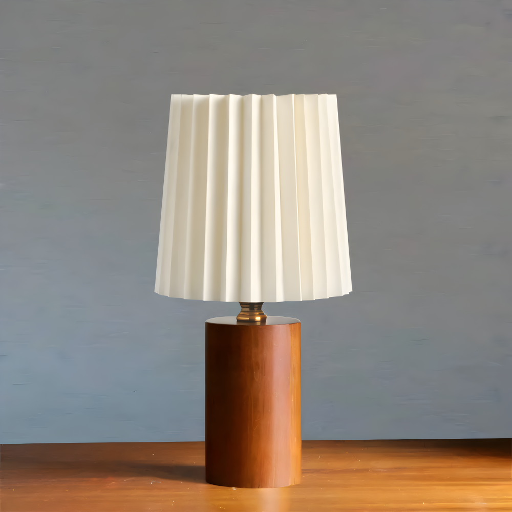 Lampka nocna z ciemnego drewna na drewnianym blacie