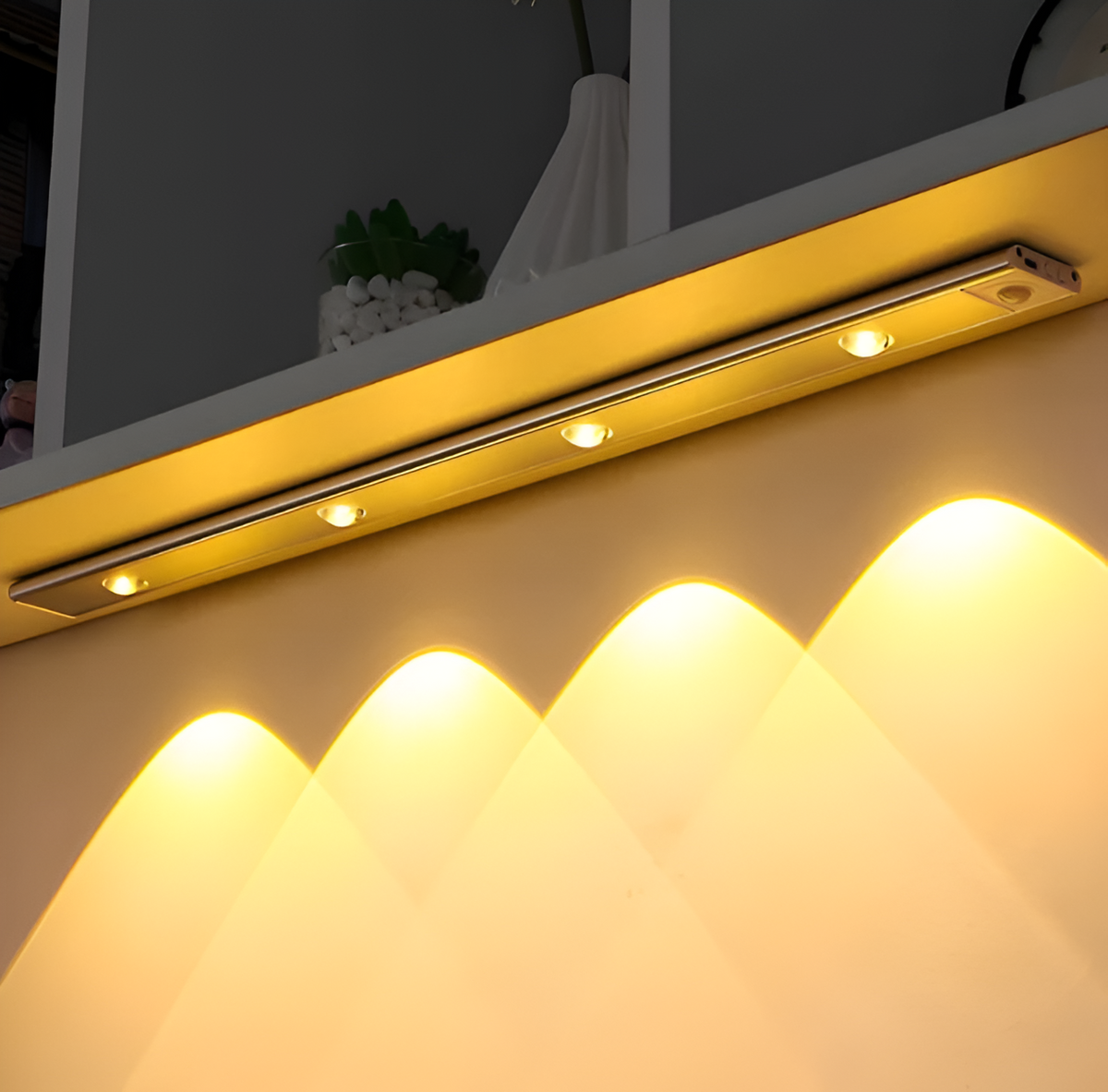 Lampka z czujnikiem ruchu LED pod półką z ciepłym światłem