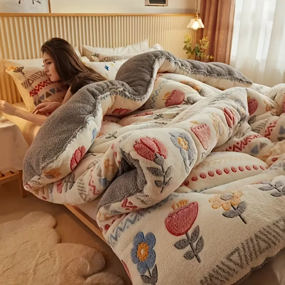 Kobieta pod kołdrą zimową boho z szarym pluszowym spodem