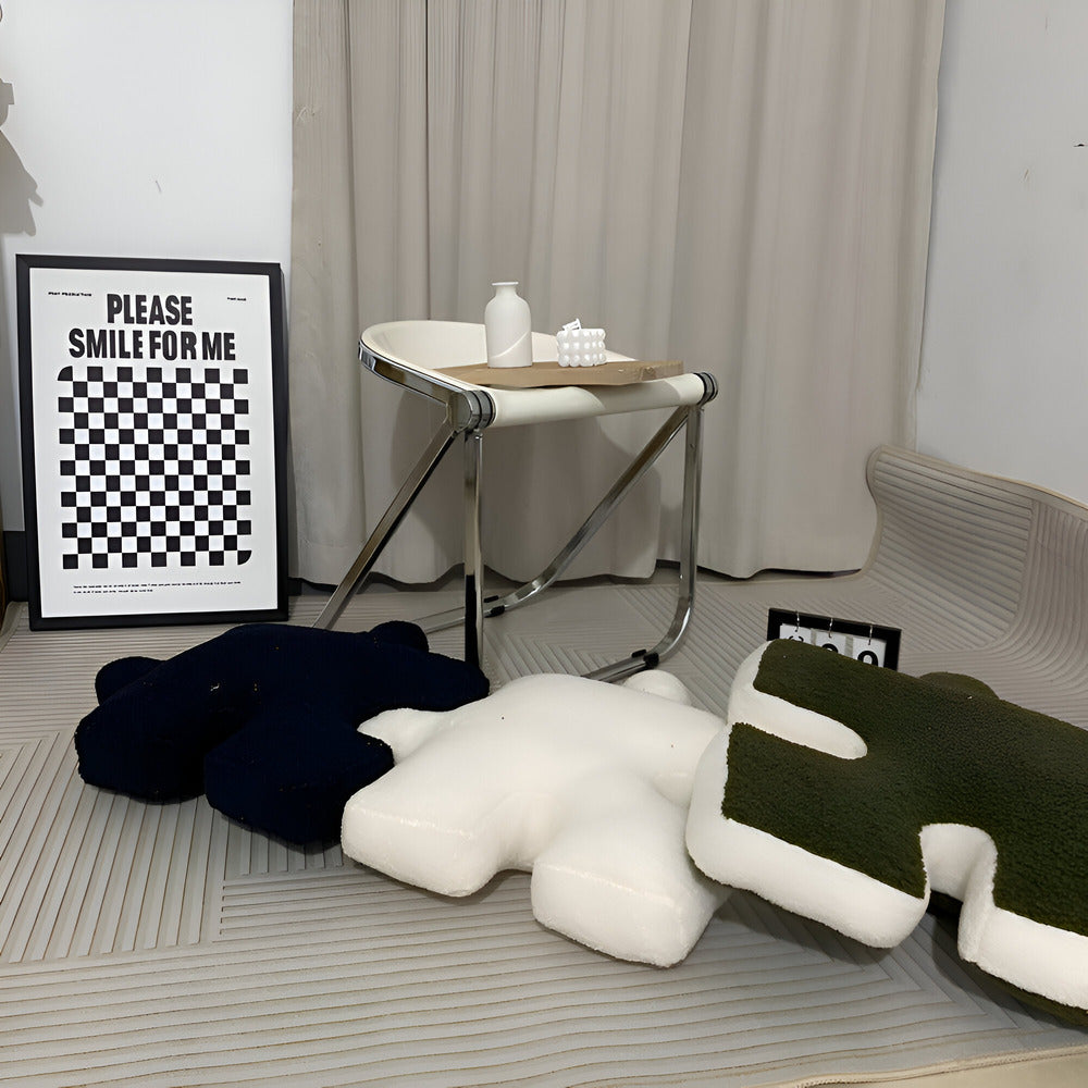 Pluszowe poduszki puzzle na dywanie w salonie