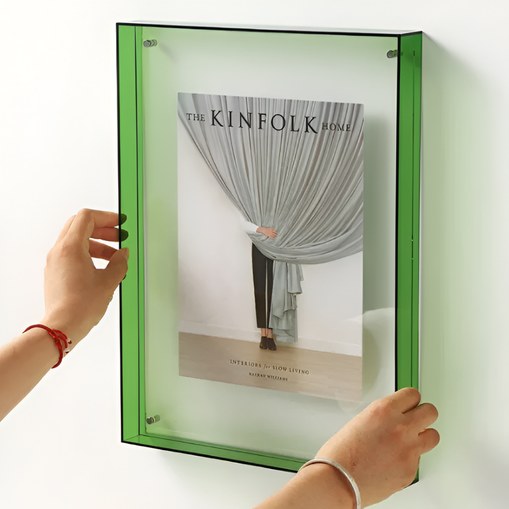 Zielona ramka na zdjęcia z akrylu trzymana w dłoniach