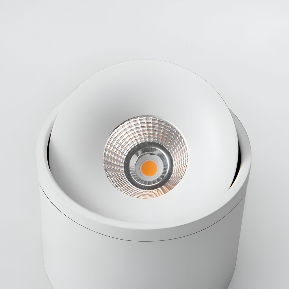 Dioda LED w białym reflektorze sufitowym