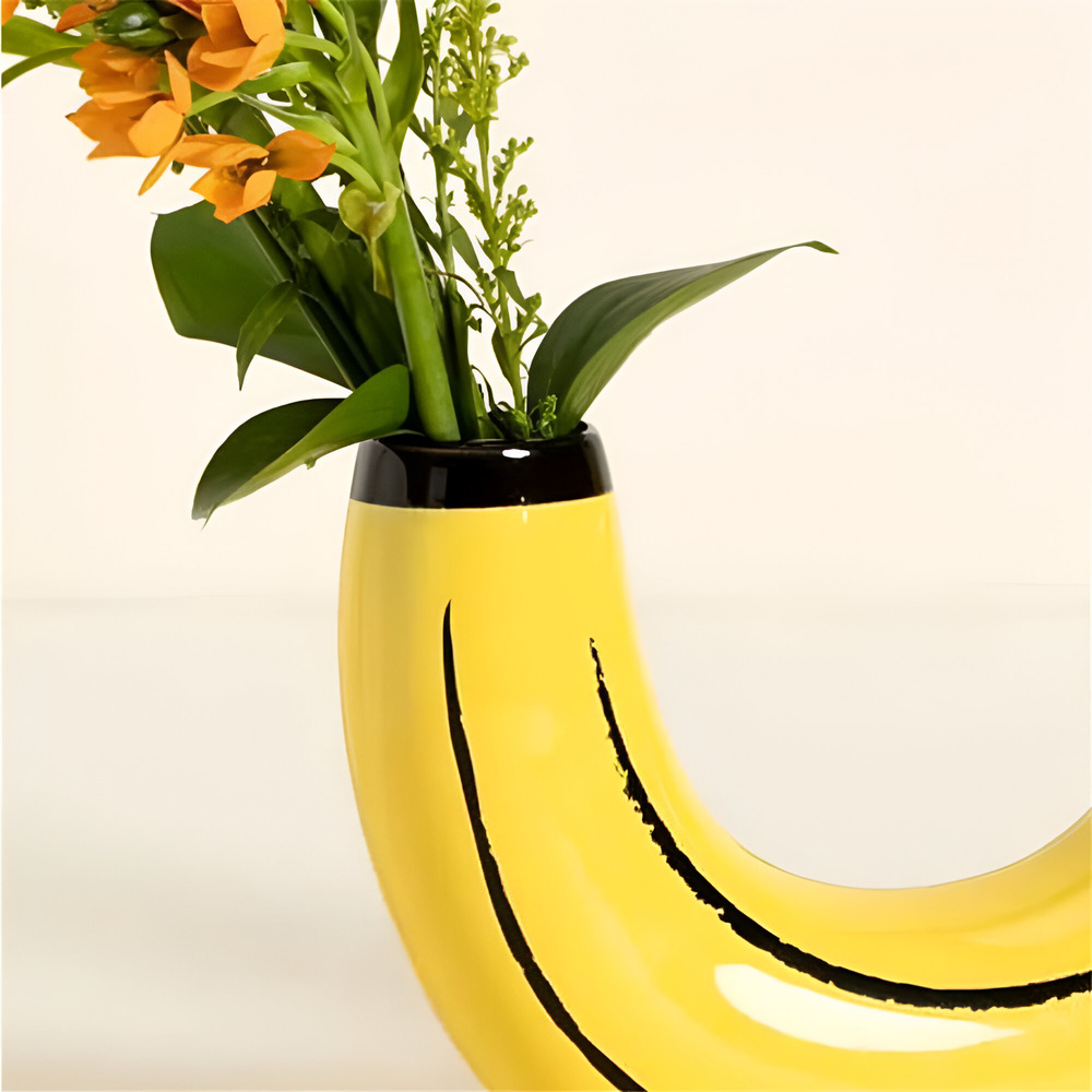 Czarny otwór żółtego wazonu w kształcie banana z bukietem