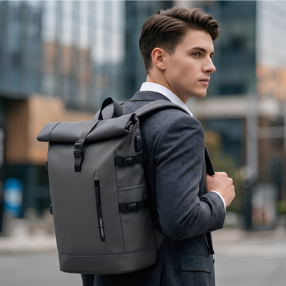 Plecak rolltop wodoodporny – ujęcie lifestyle w mieście
