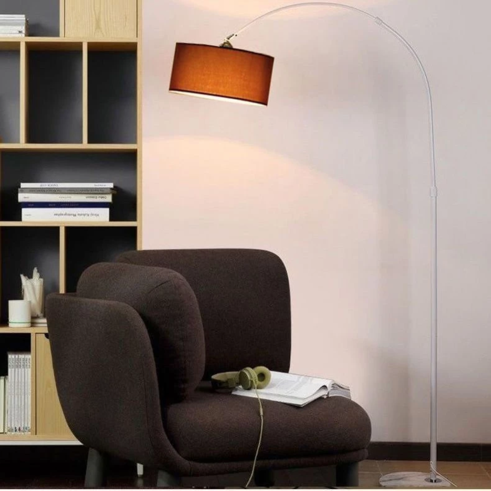 Lampa łukowa z brązowym abażurem i białym stelażem na białym tle
