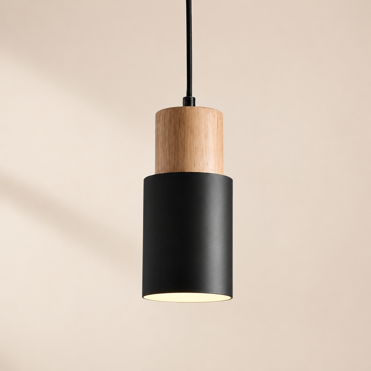 Nowoczesna Lampa Wisząca z Drewna i Metalu – Cylindryczna Lampa Sufitowa z Regulowanym Kablem