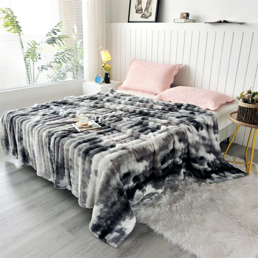 Antracytowy koc pluszowy w barwieniu tie-dye