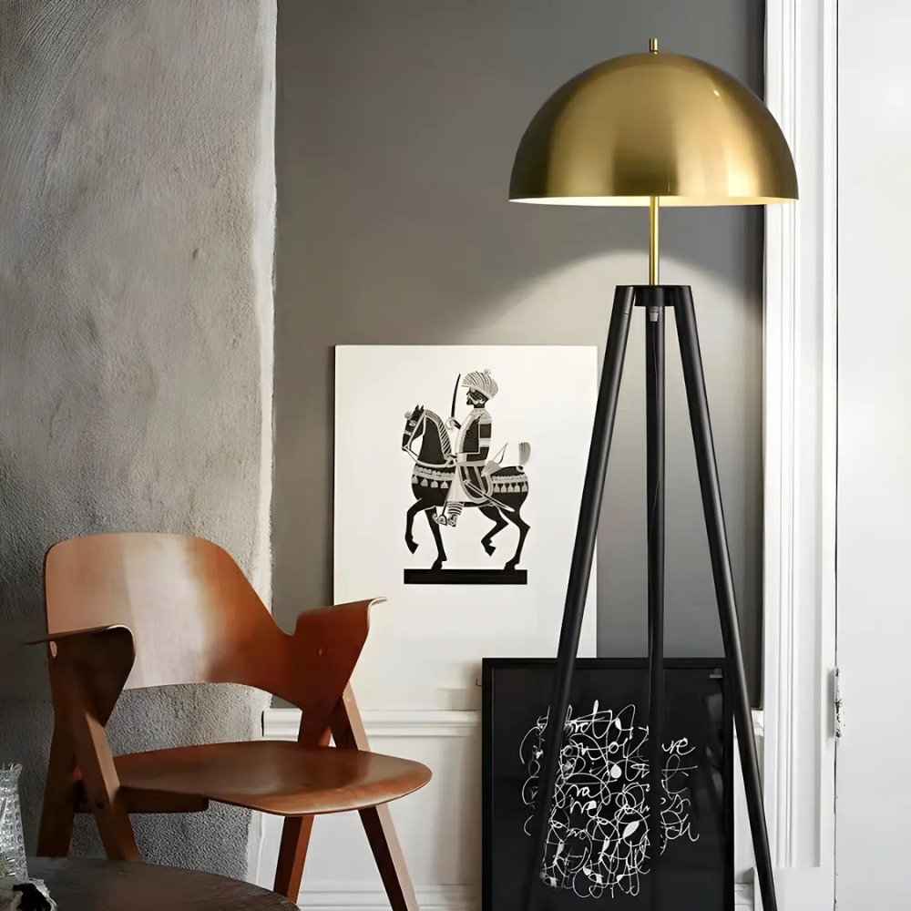 Lampa stojąca trójnóg w aranżacji salonu