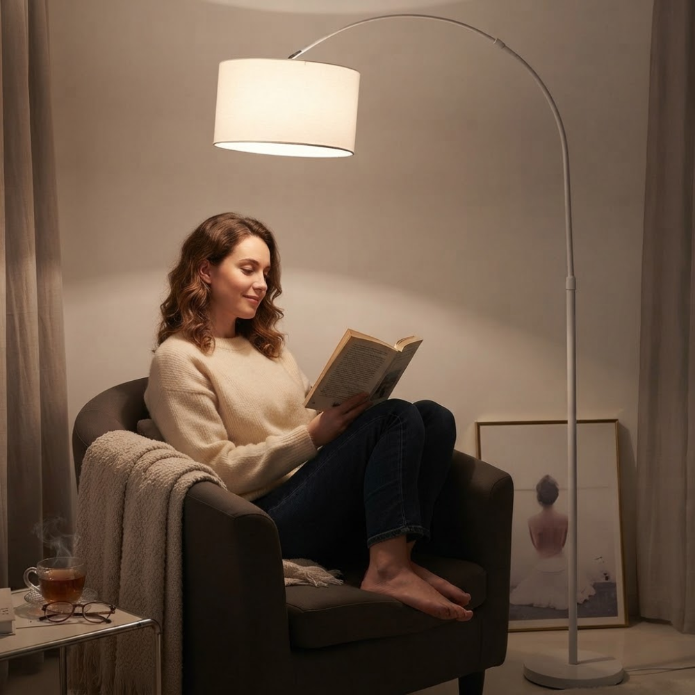 Lampa łukowa oświetlająca kącik do czytania z fotelem