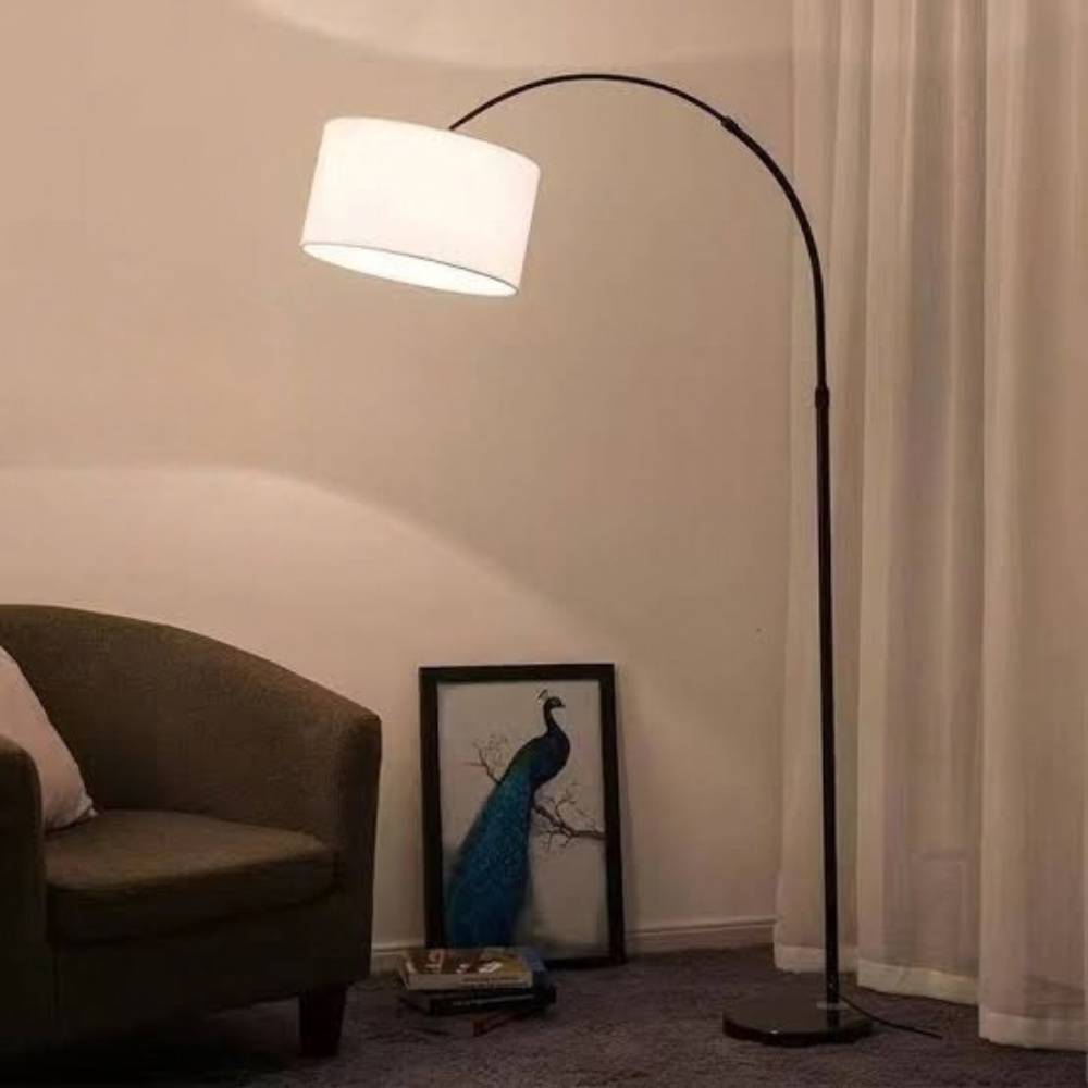 Lampa łukowa z białym abażurem i czarnym stelażem na białym tle