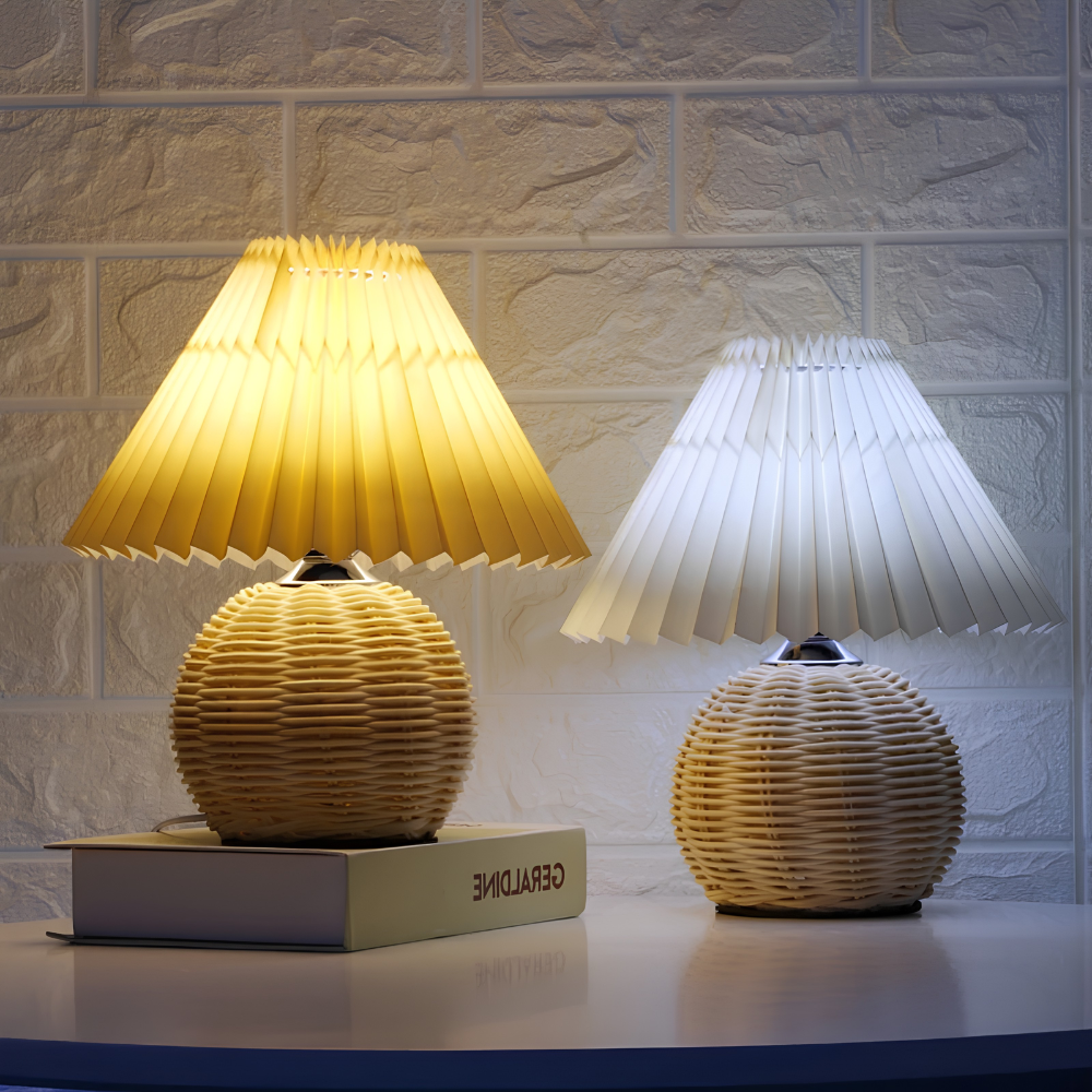 Rattanowa Lampka Stołowa z Plisowanym Kloszem – Retro Lampka Nocna do Sypialni i Salonu
