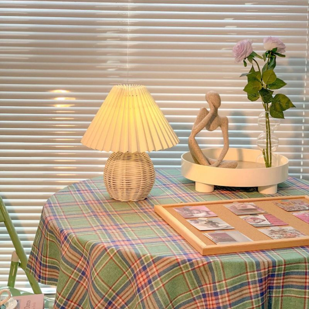 Rattanowa Lampka Stołowa z Plisowanym Kloszem – Retro Lampka Nocna do Sypialni i Salonu