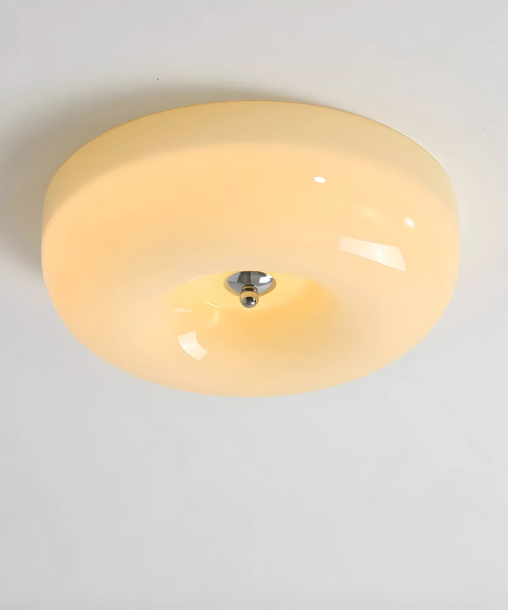 Lampa sufitowa LED w kształcie donuta z kremowego szkła w salonie