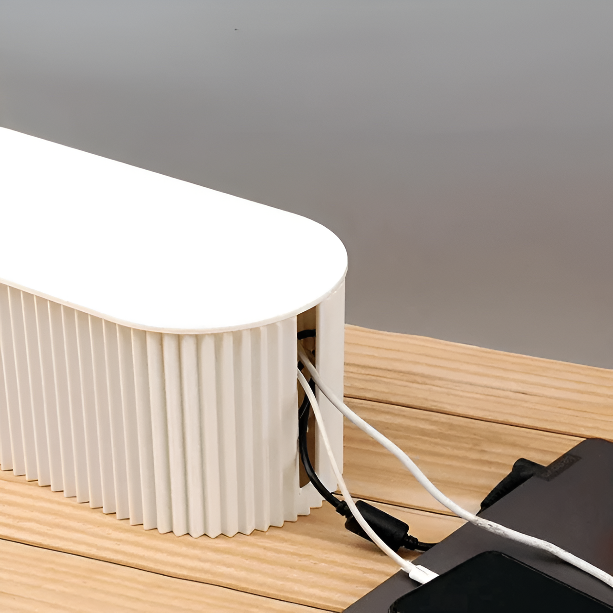Organizer na kable z półką na telefon