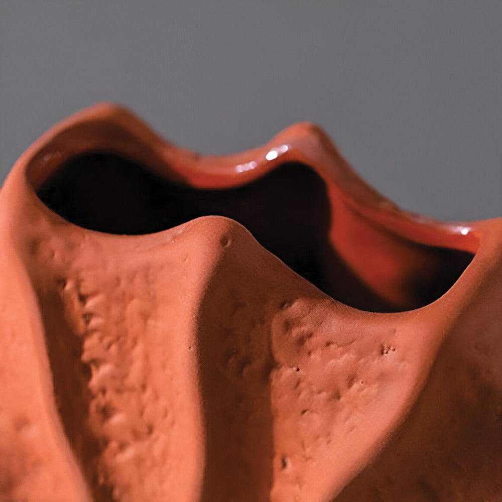 Rustykalny czerwony plisowany wazon ceramiczny – geometryczna doniczka z terakoty 6