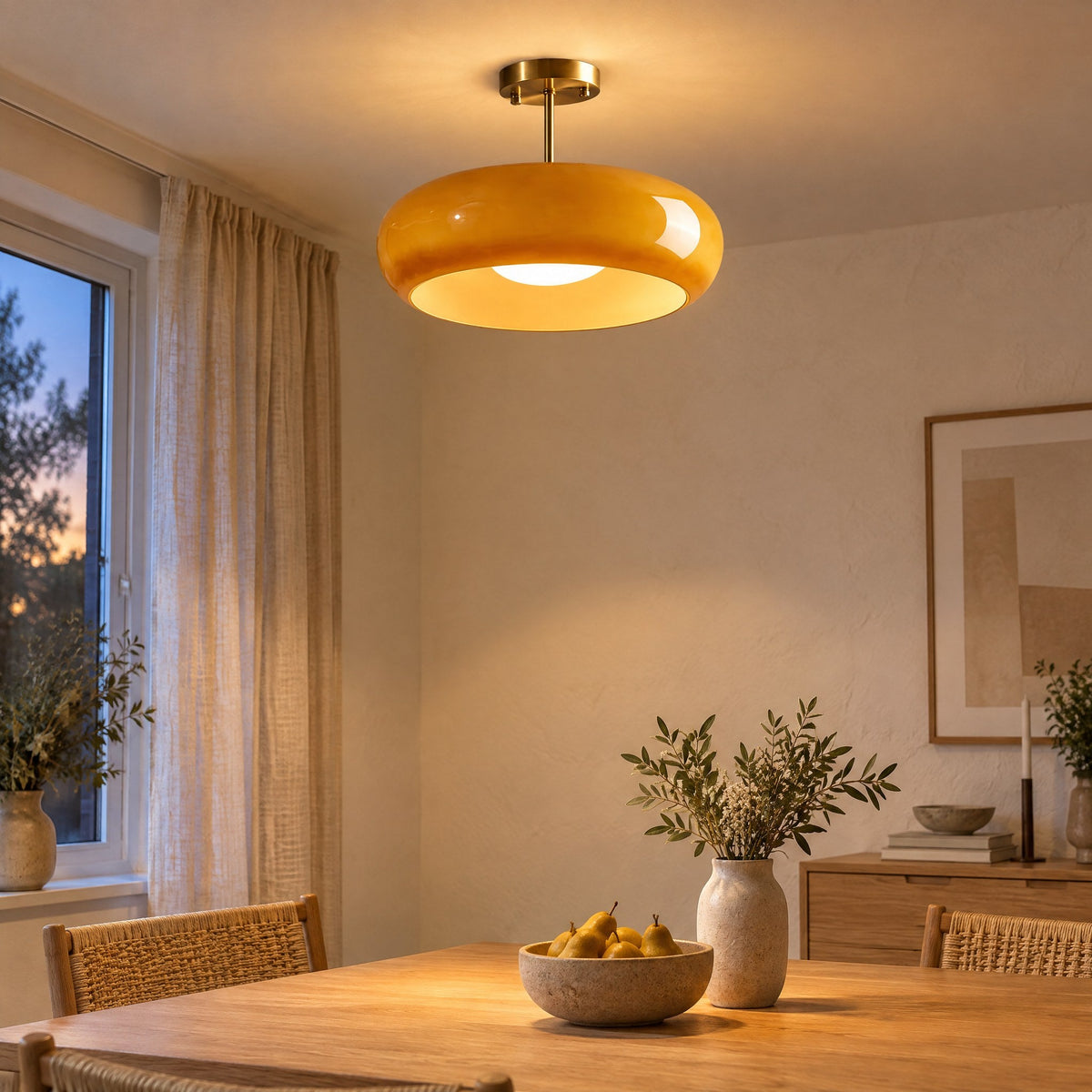 Szklana lampa sufitowa w mosiądzu i pomarańczu nad dębowym stołem jadalnym