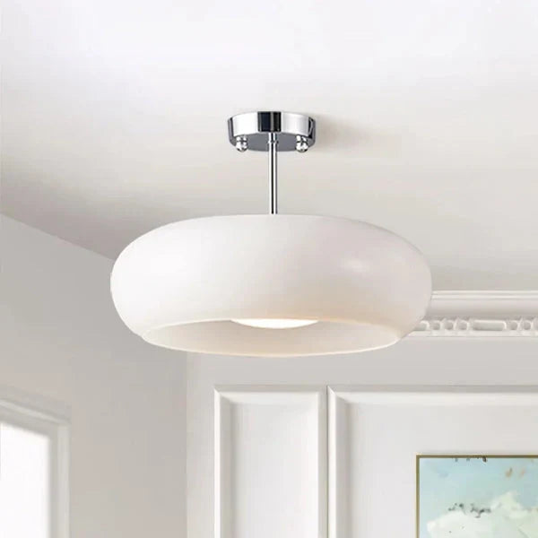 Szklana lampa sufitowa w chromie i bieli na jasnym suficie