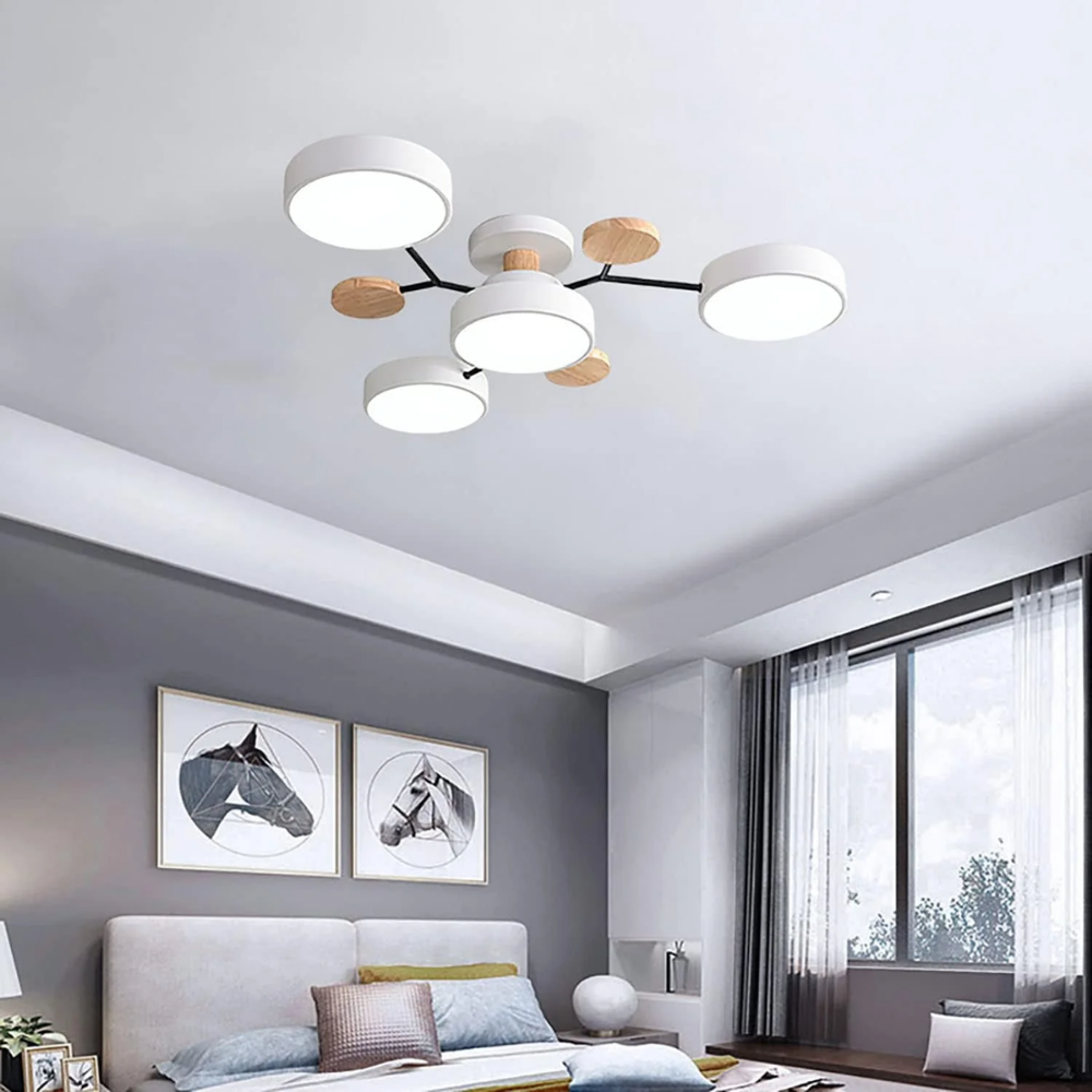 Biała lampa sufitowa LED z 4 kloszami i drewnianymi krążkami
