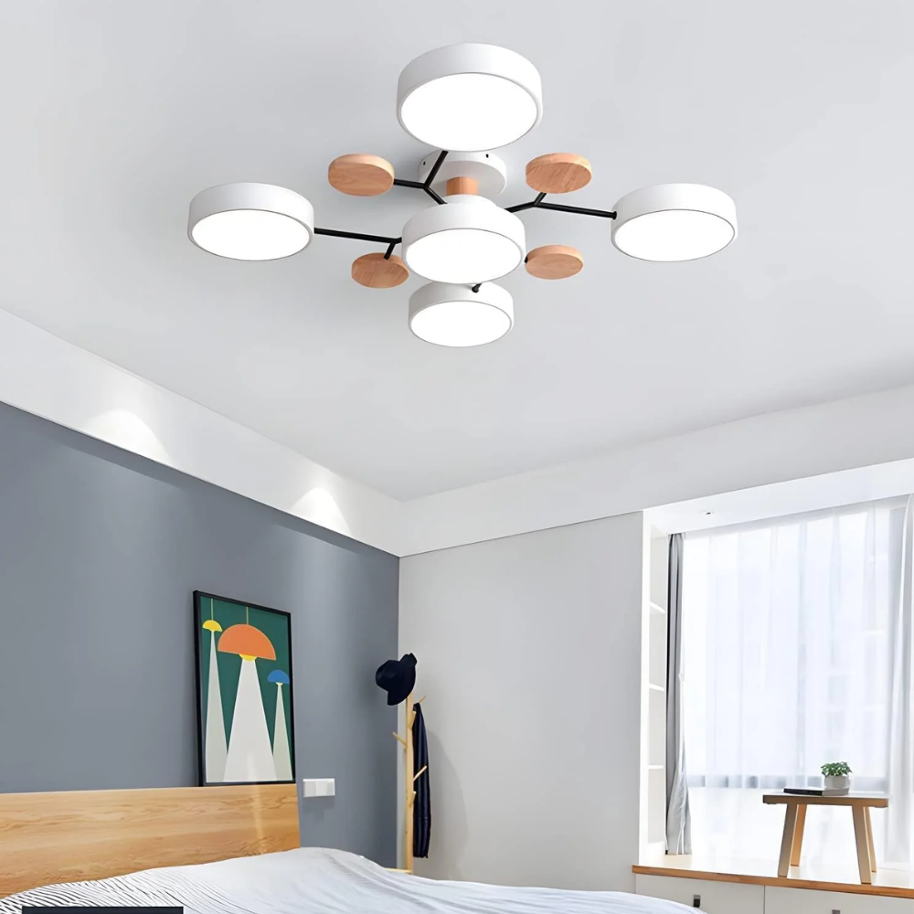 Biała lampa sufitowa LED z 5 kloszami w jasnym wnętrzu