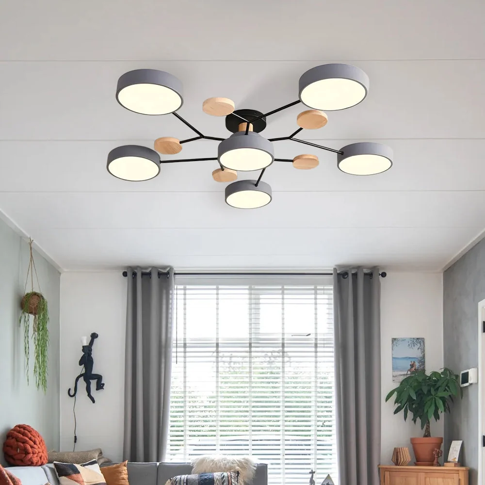 Szara lampa sufitowa LED z 6 punktami świetlnymi w salonie z dużymi oknami