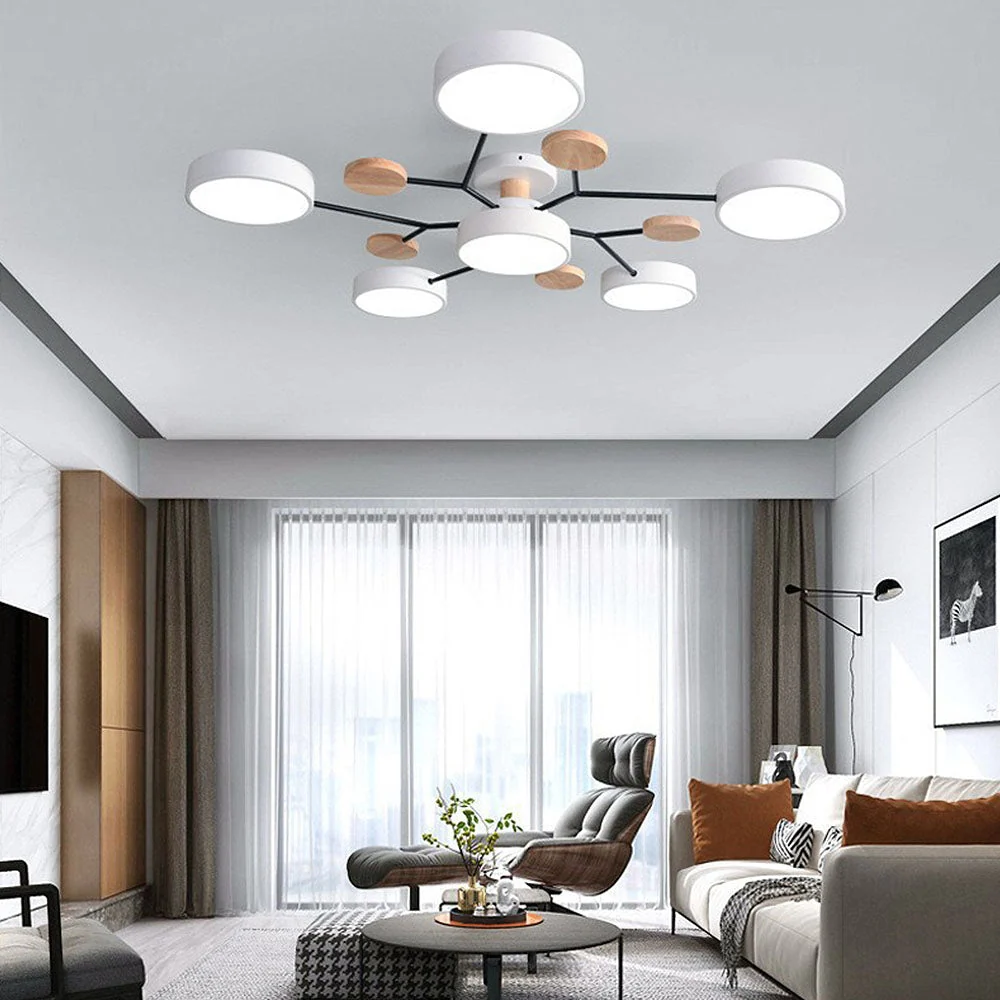 Biała lampa sufitowa LED z 6 kloszami nad wypoczynkiem w salonie