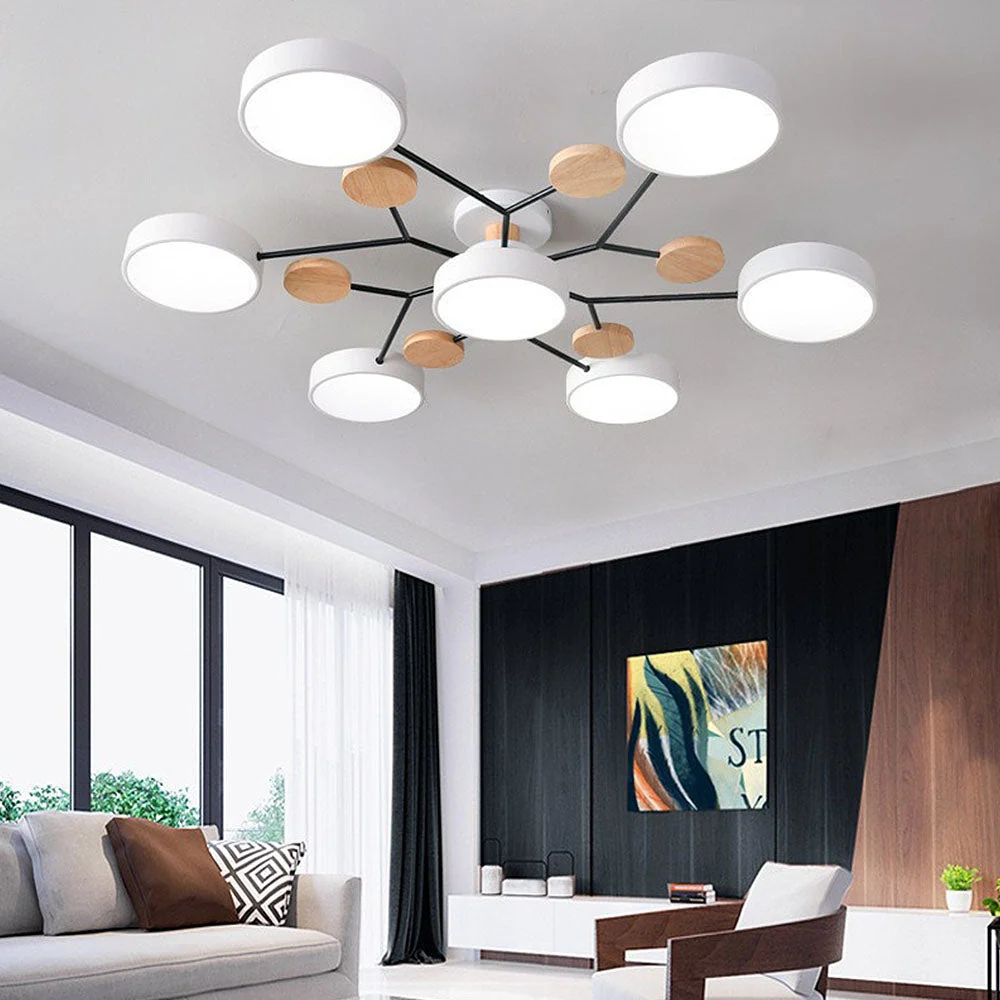 Biała lampa sufitowa LED z 7 kloszami nad kanapą w salonie