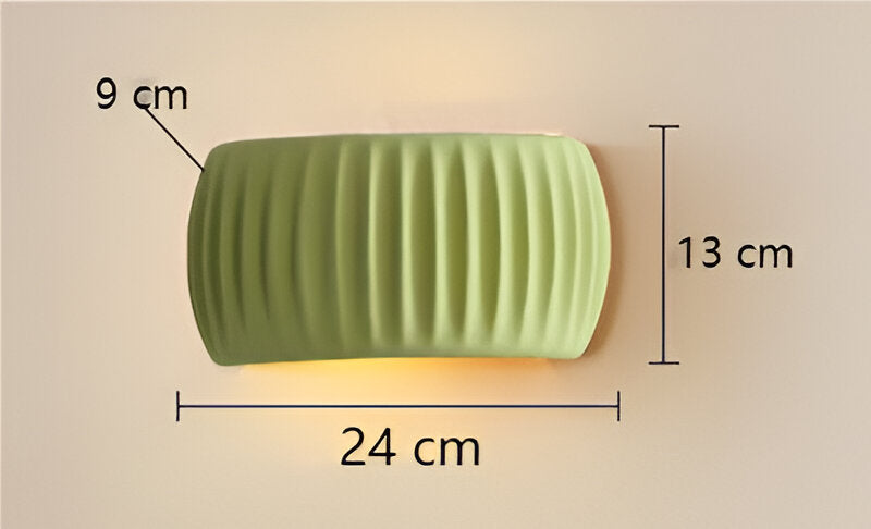 Wymiary zielonego kinkietu: 24 cm szerokości, 13 cm wysokości, 9 cm głębokości