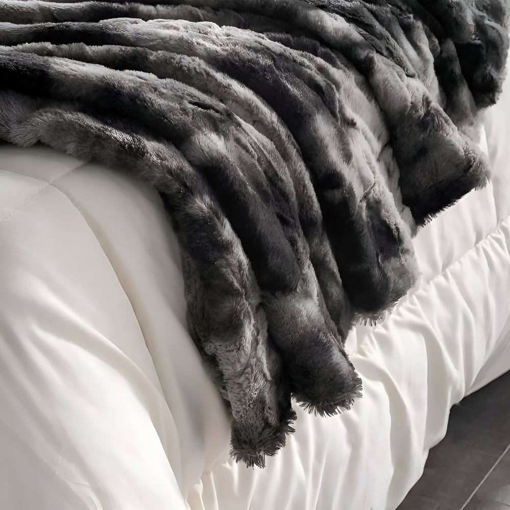 Zbliżenie puszystego włosia koca tie-dye na łóżku