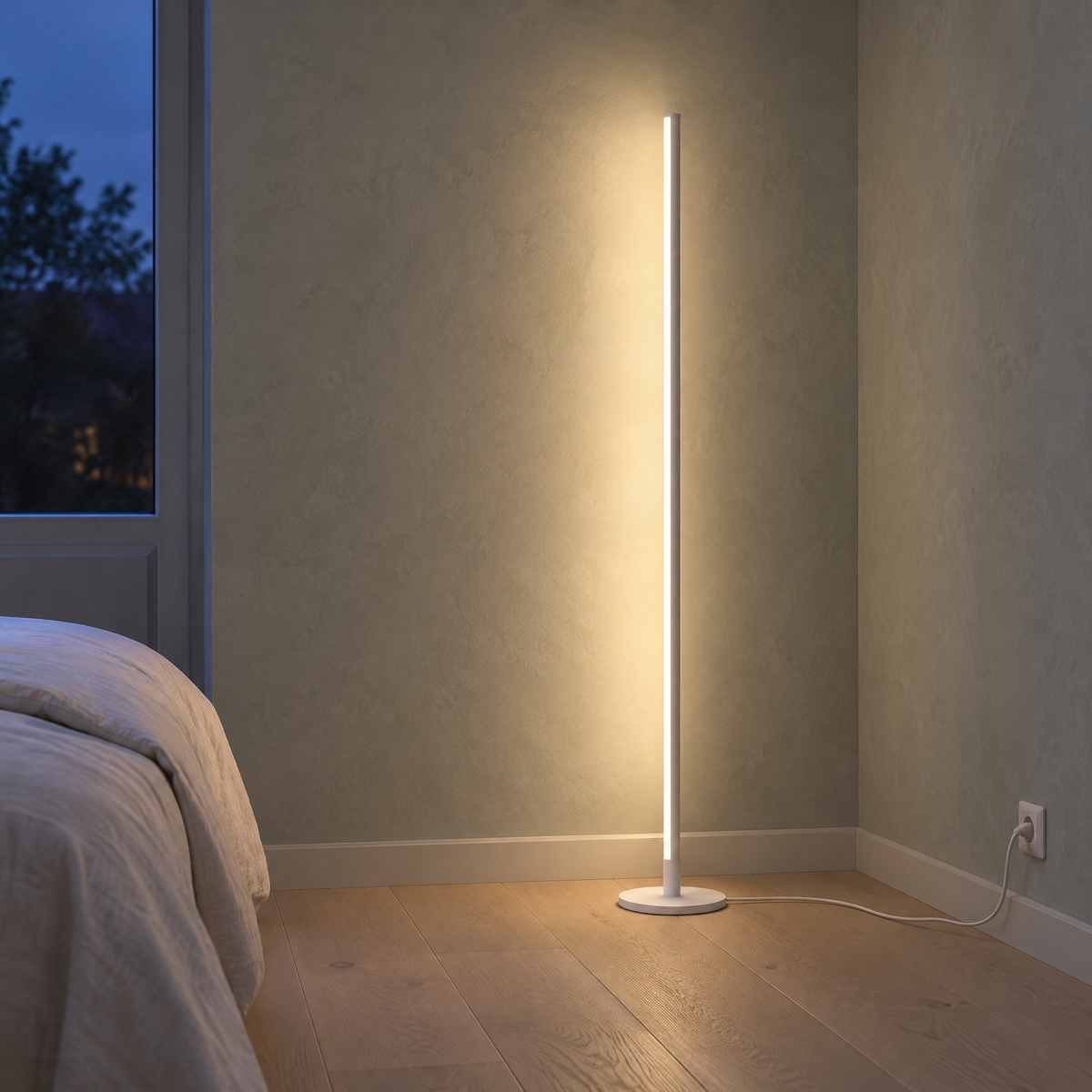 Minimalistyczna lampa stojąca LED w kolorze białym w sypialni, włączona, z białym przewodem