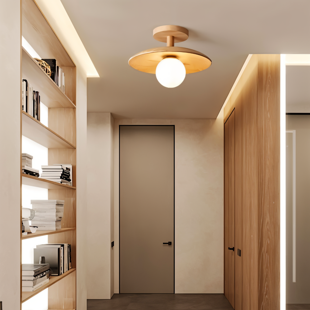 Lampa sufitowa w korytarzu z drewnianą zabudową i regałem na książki