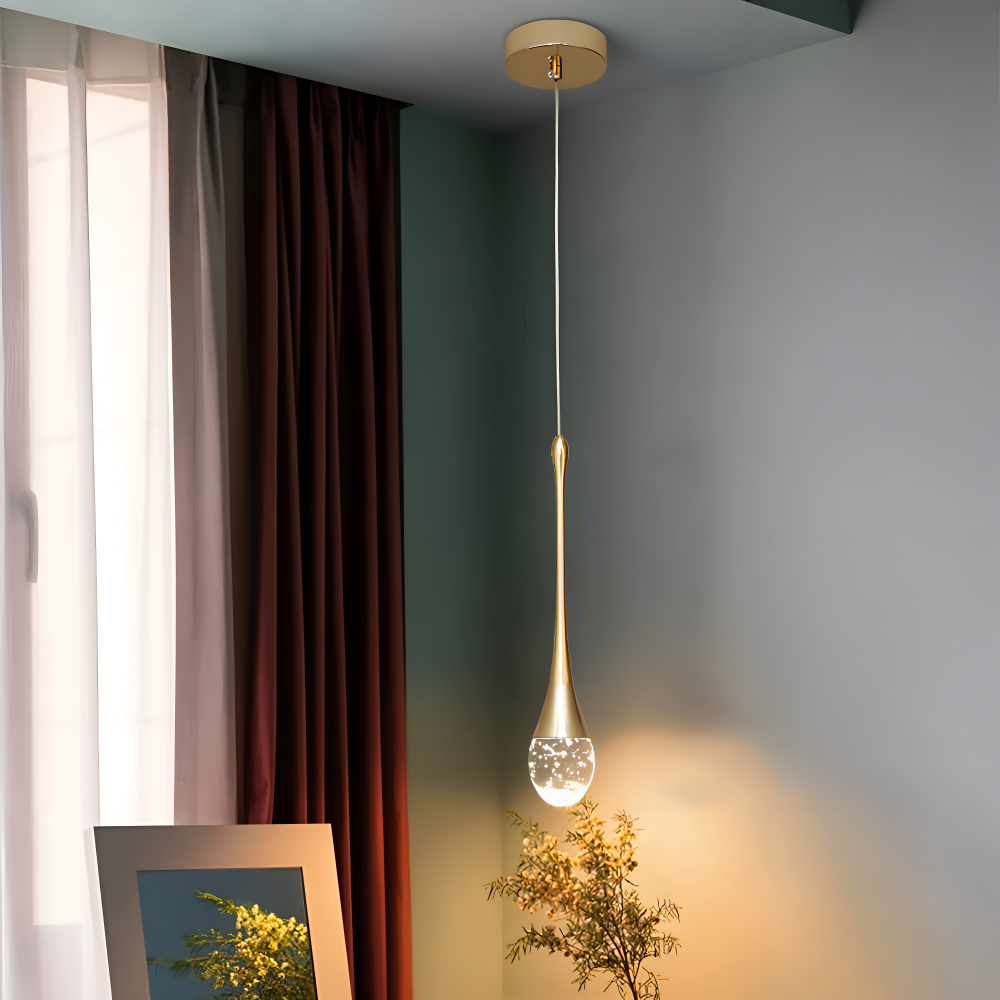 Złota lampa wisząca kropla przy oknie z zasłonami w jasnym salonie