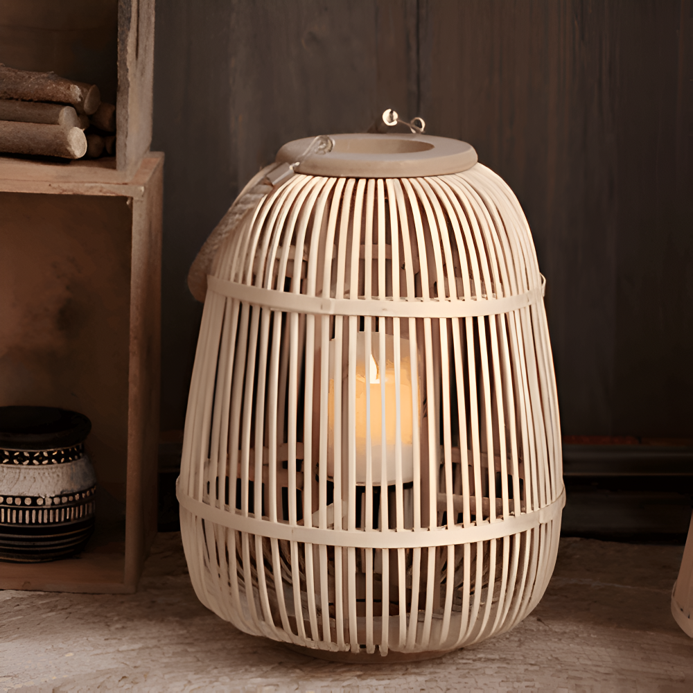 Owalny lampion rattanowy ze świecą LED przy drewnianym regale