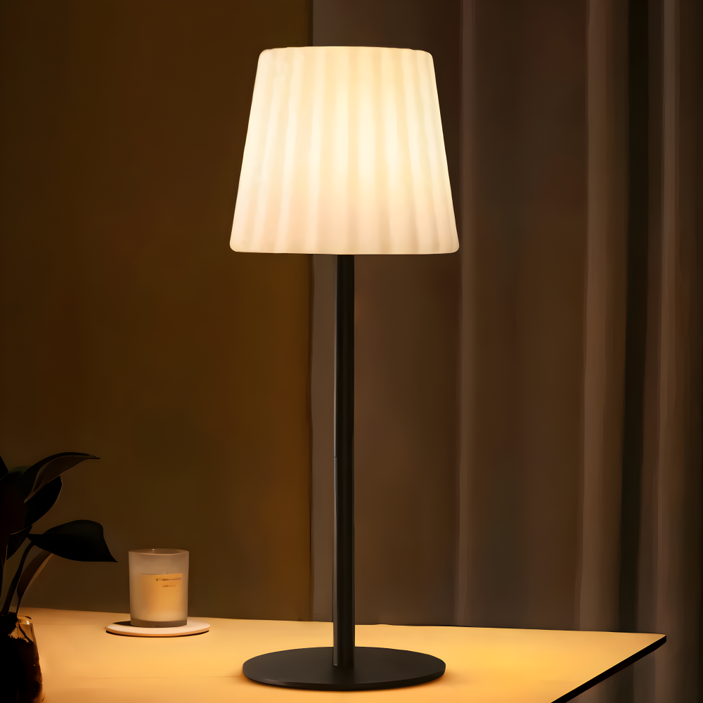 Lampka nocna z karbowanym kloszem na stoliku