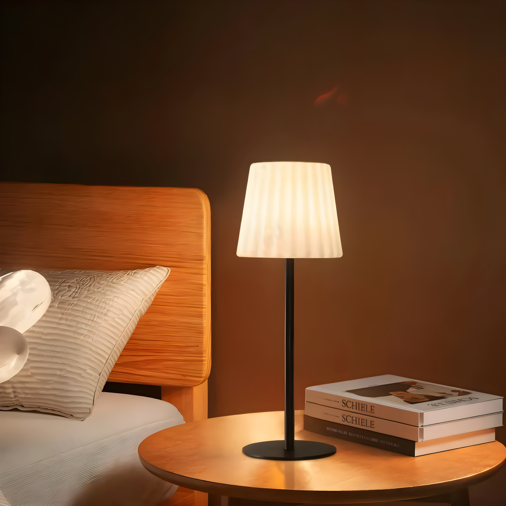 Lampka nocna bezprzewodowa przy łóżku