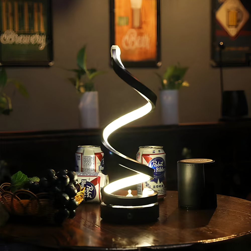 Spiralna lampka LED na drewnianym stole wieczorem