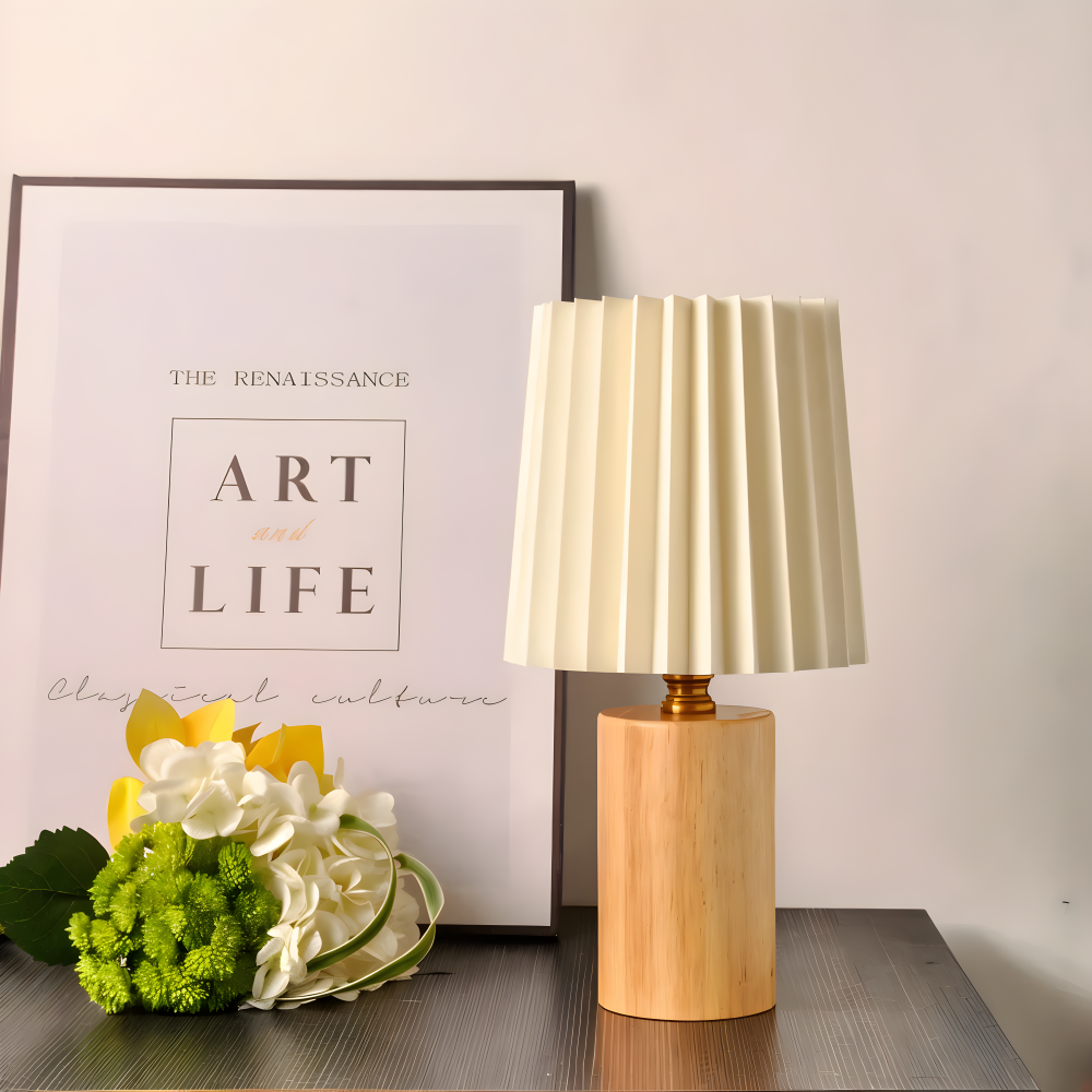 Lampka nocna z jasnego drewna z plisowanym abażurem